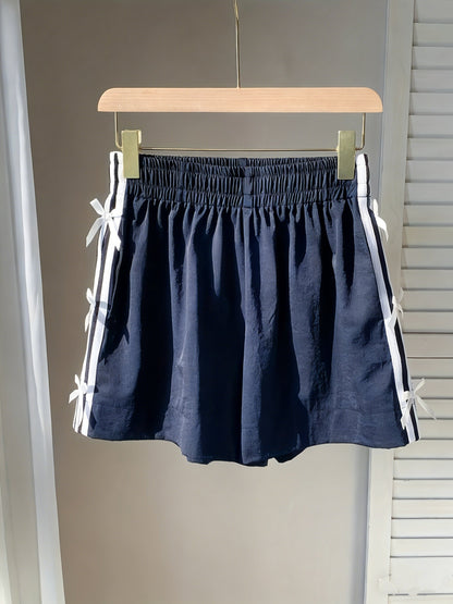 Damshorts med sportig design och dekorativa rosetter – Perfekt för sommar och semester