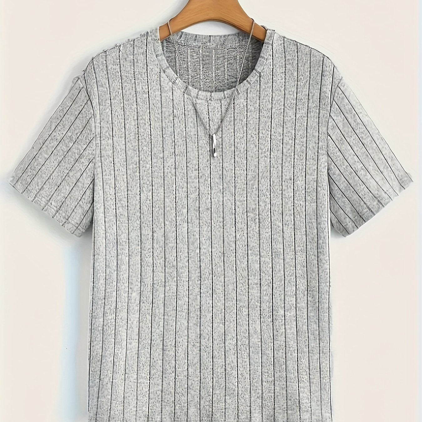 Herr T-shirt med trendigt ribbat mönster och avslappnad passform – Perfekt för vardag och stilrena lager på lager-outfits