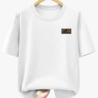 Herr T-shirt med minimalistisk bergslogga – Avslappnad och trendig vardagsstil