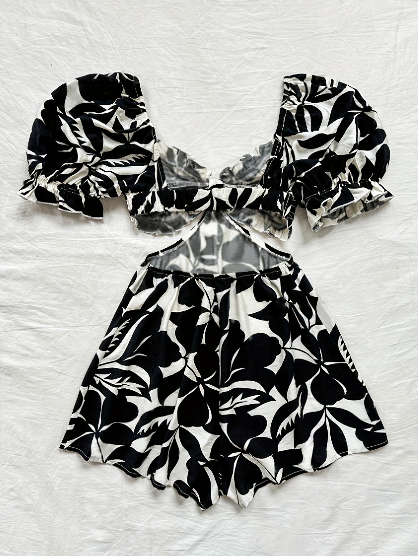 Dam Playsuit med Tropiskt Bladmönster och Puffärmar – Perfekt för Sommar och Semester