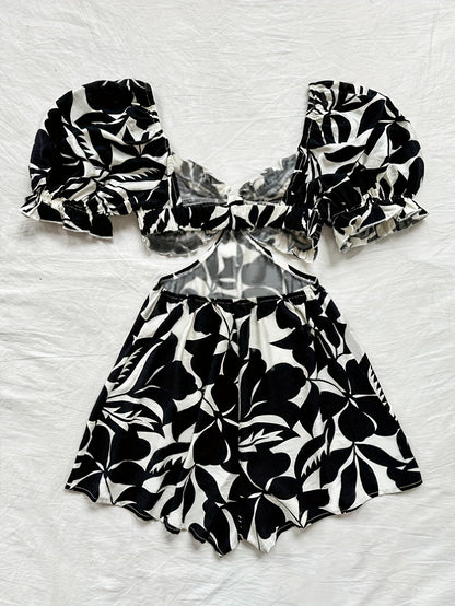 Dam Playsuit med Tropiskt Bladmönster och Puffärmar – Perfekt för Sommar och Semester