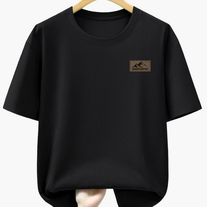 Herr T-shirt med minimalistisk bergslogga – Avslappnad och trendig vardagsstil