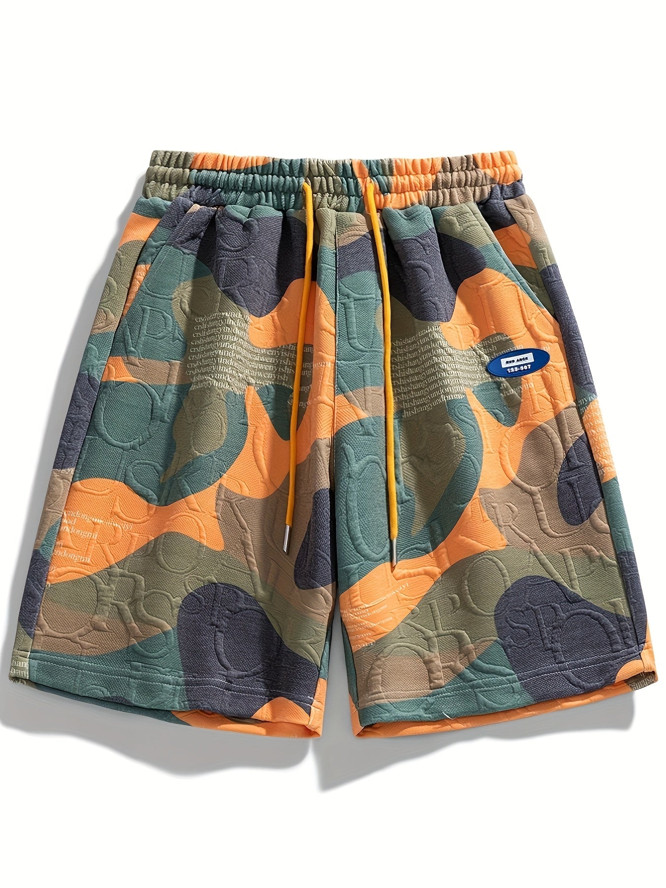 Herrshorts med modern grafisk camouflage och präglade detaljer – avslappnad streetstyle för vardagsbruk