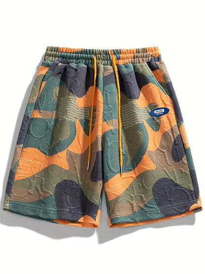 Herrshorts med modern grafisk camouflage och präglade detaljer – avslappnad streetstyle för vardagsbruk