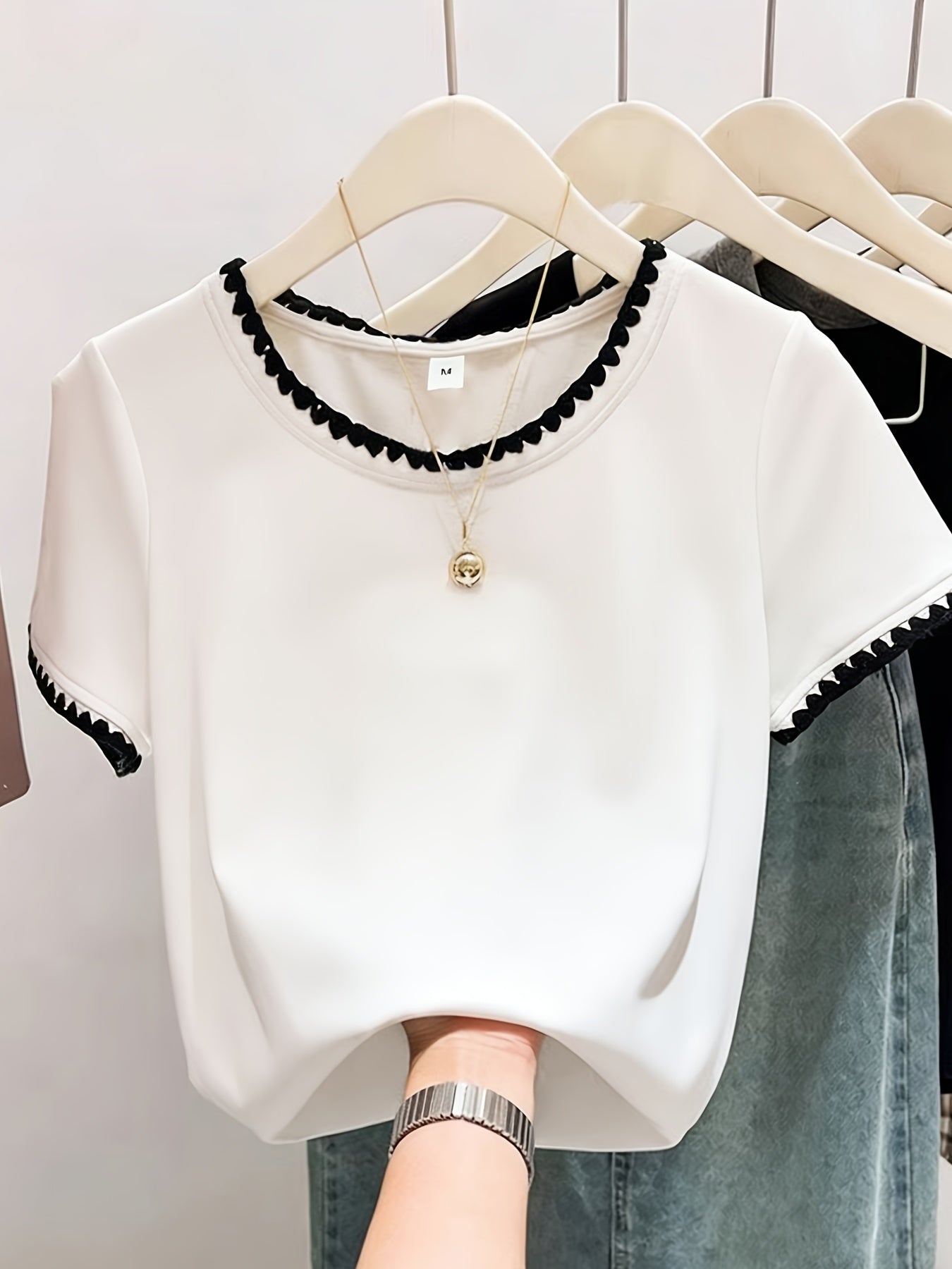 Dam Topp med Dekorativ Kant och Elegant Stil för Vardagsbruk och Fest