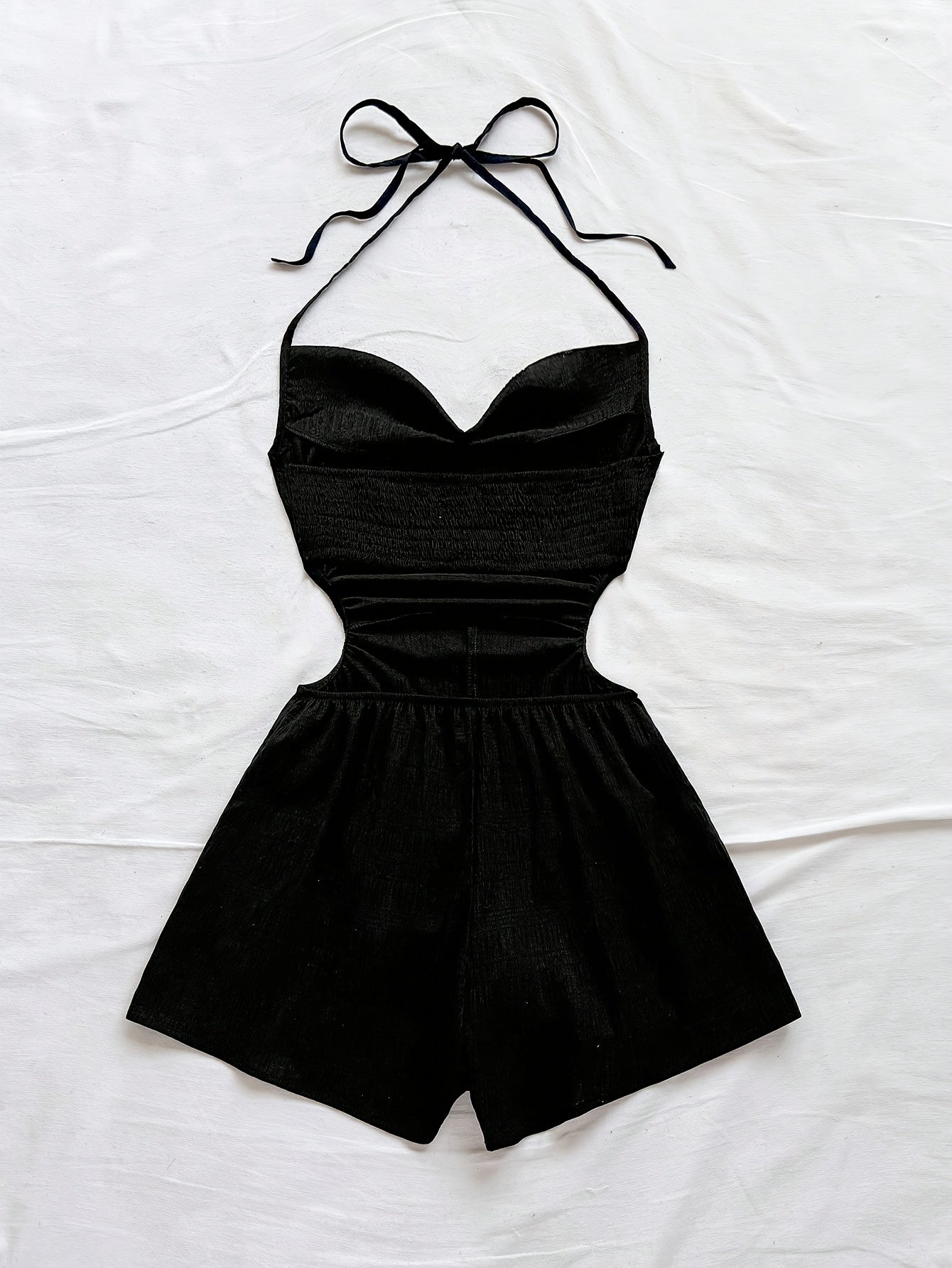 Dam Playsuit med Halterneck och Cut-Out – Trendig Sommarstil för Semester och Strand