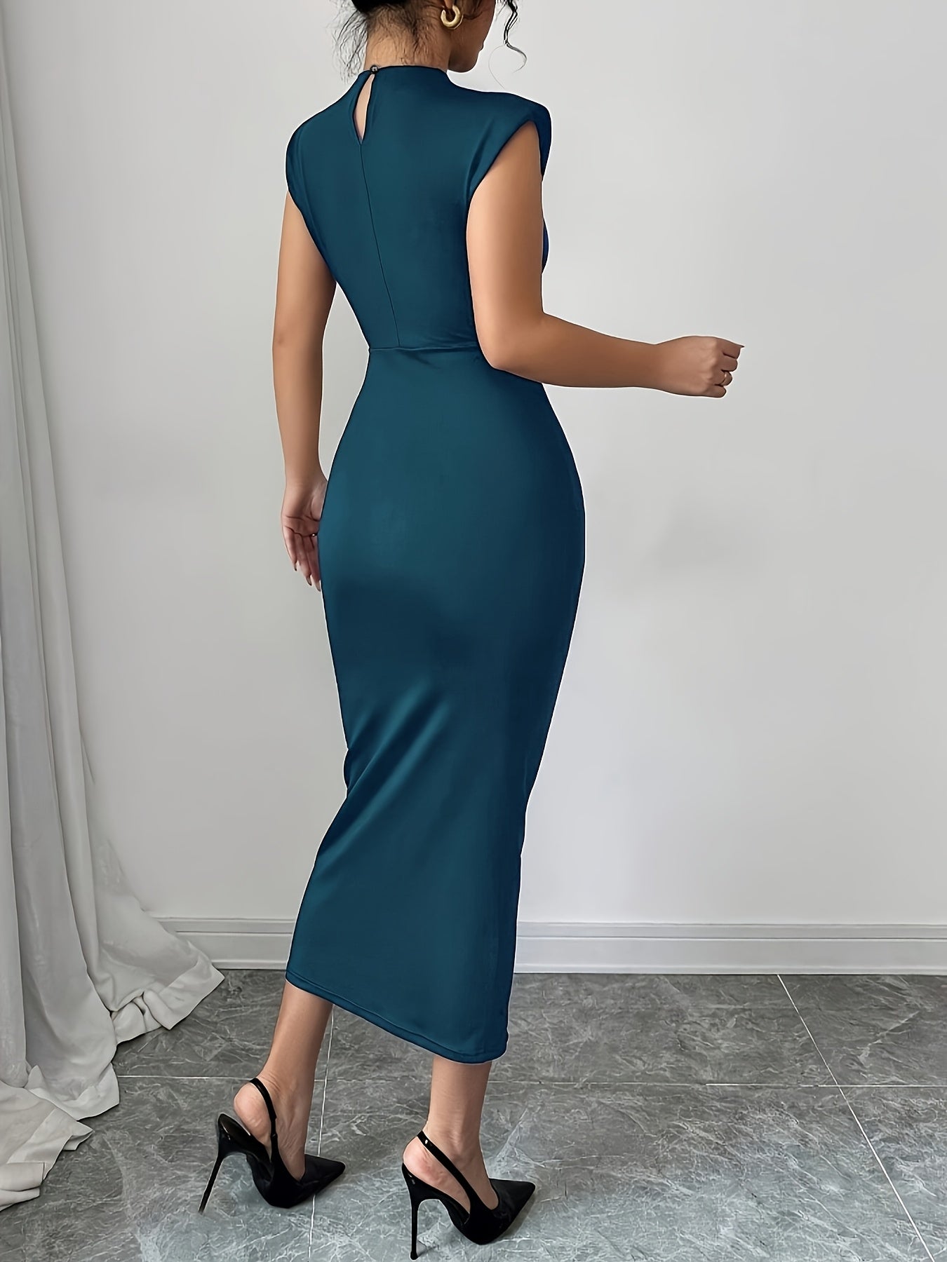 Dam Elegant Bodycon Klänning med Hög Hals och Dekorativ Detalj – Perfekt för Fest och Kväll