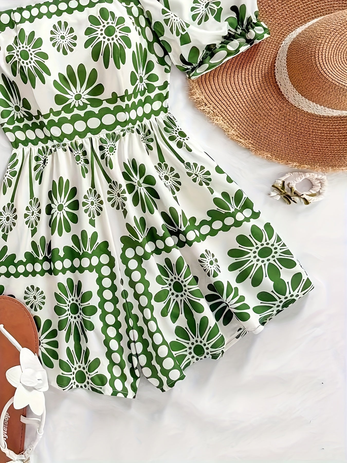 Dam Playsuit med Puffärmar och Vintage Blommönster – Perfekt för Sommar och Trädgårdsfest