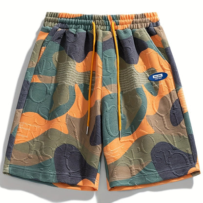 Herrshorts med modern grafisk camouflage och präglade detaljer – avslappnad streetstyle för vardagsbruk
