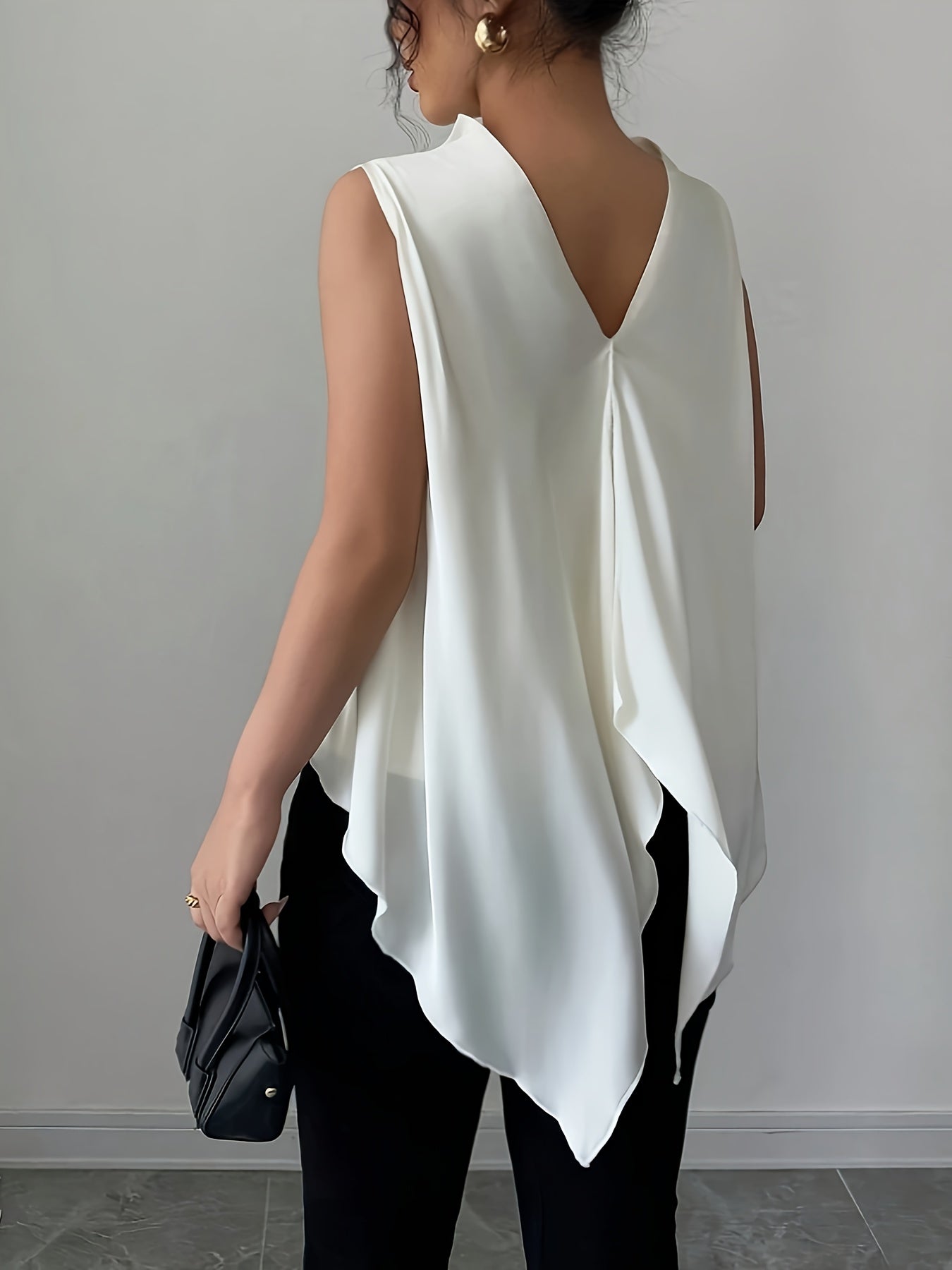 Damblus med hög krage och draperad ärmlös design – elegant för kontor och fest