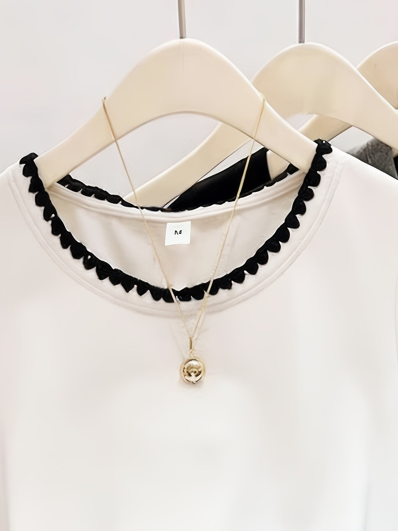Dam Topp med Dekorativ Kant och Elegant Stil för Vardagsbruk och Fest
