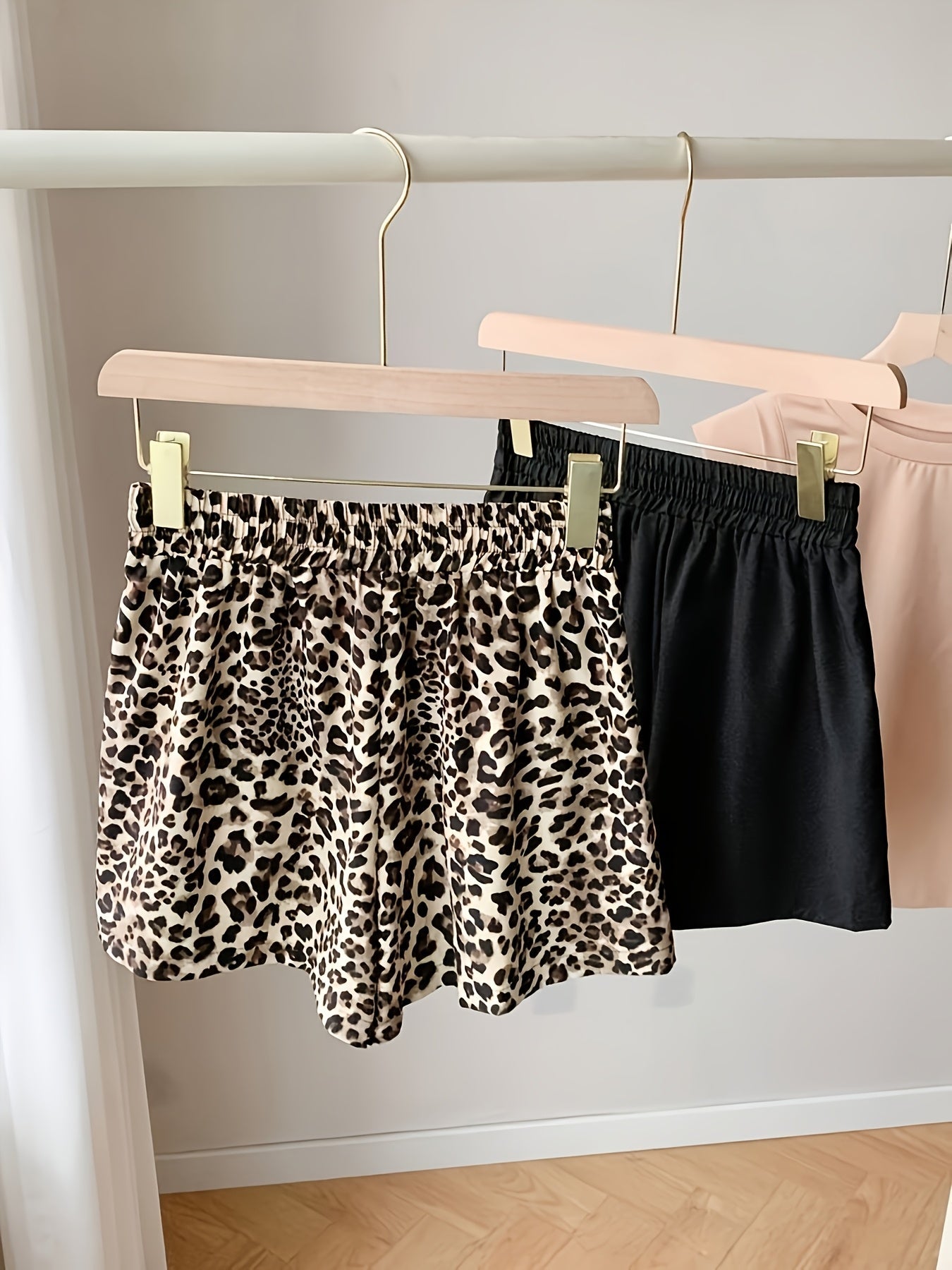Damshorts med lös passform, leopardmönster och svarta – avslappnad sommarstil