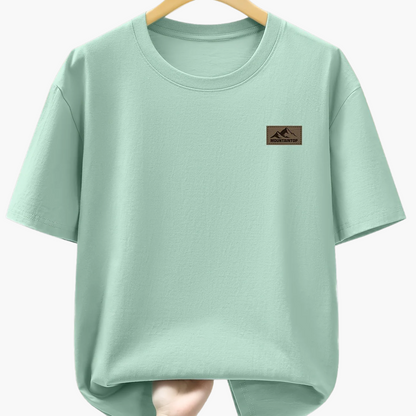 Herr T-shirt med minimalistisk bergslogga – Avslappnad och trendig vardagsstil