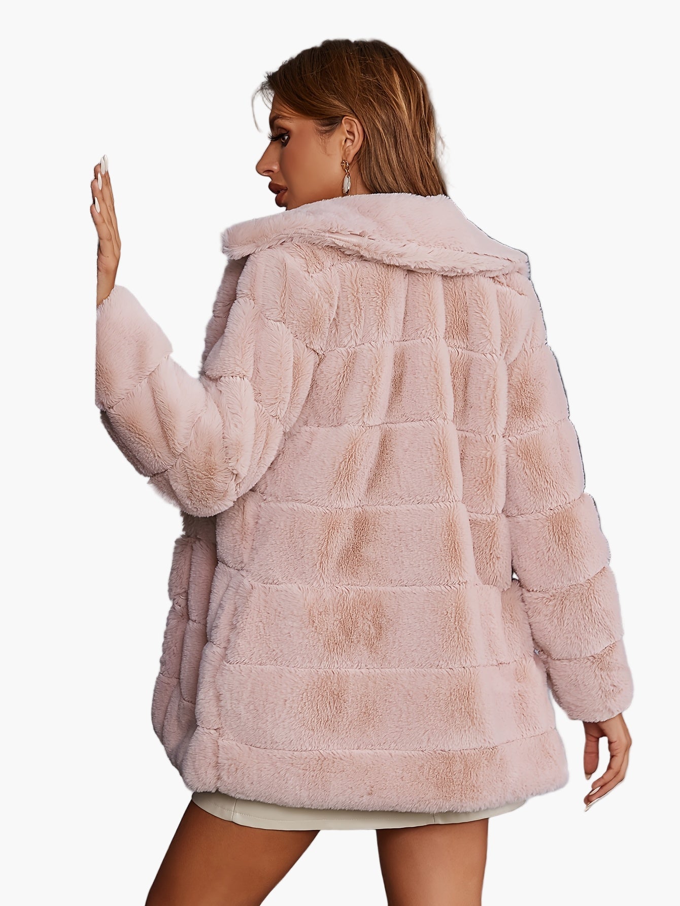 Damjacka i modern pälskänsla – trendig höst- och vinterkappa för urbana looks