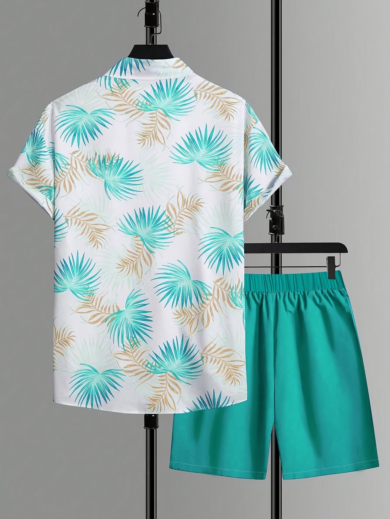 Herrset med kortärmad skjorta och shorts – trendigt semester- och strandmode