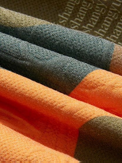 Herrshorts med modern grafisk camouflage och präglade detaljer – avslappnad streetstyle för vardagsbruk