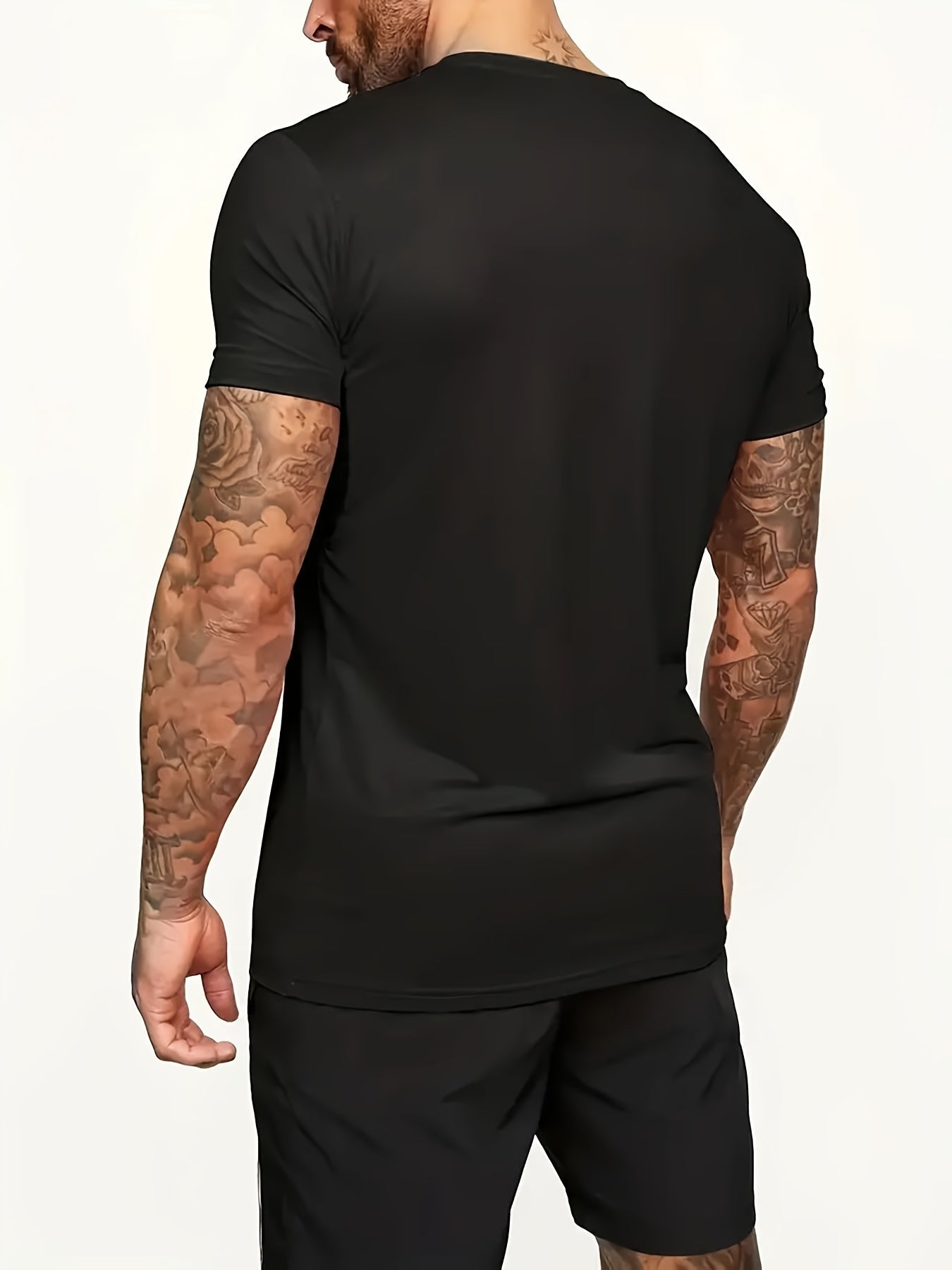 Herrarnas trendiga tvådelade set med grafiskt smileytryck – T-shirt och shorts för casual och streetwear
