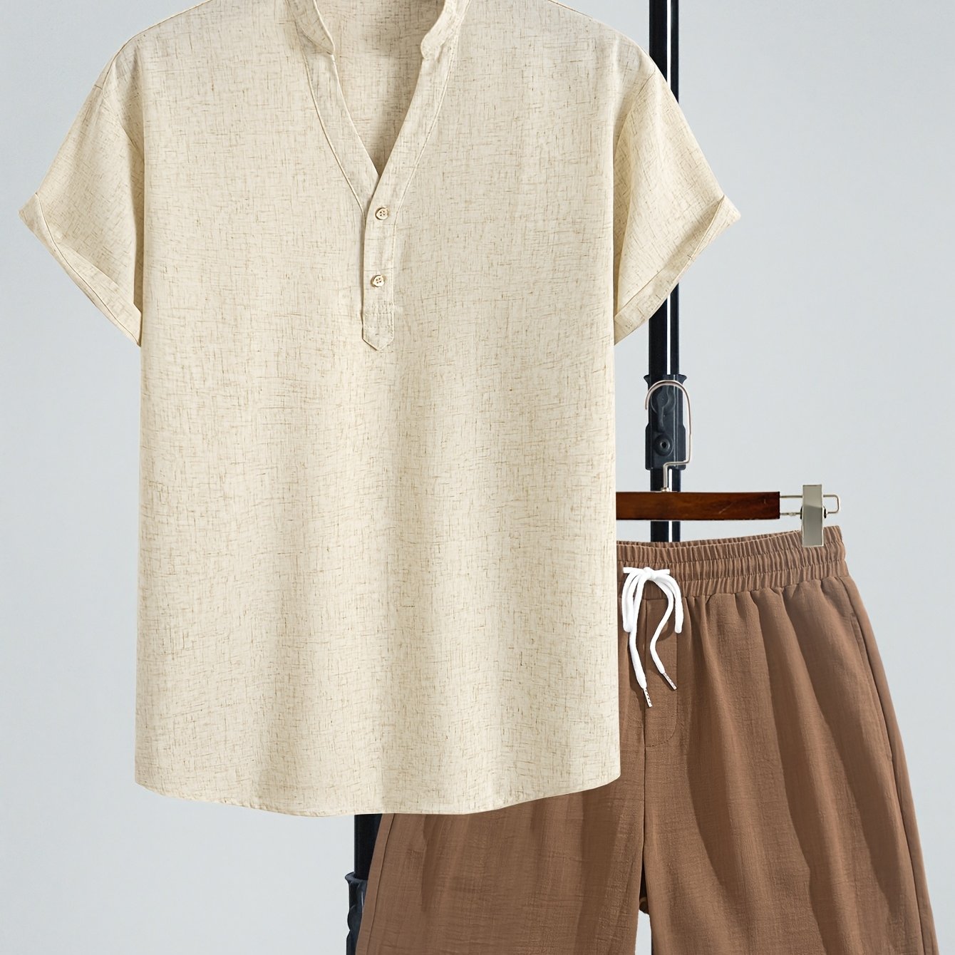 Herrset – Modern kortärmad Henley-tröja och avslappnade shorts – Perfekt för sommar och semester