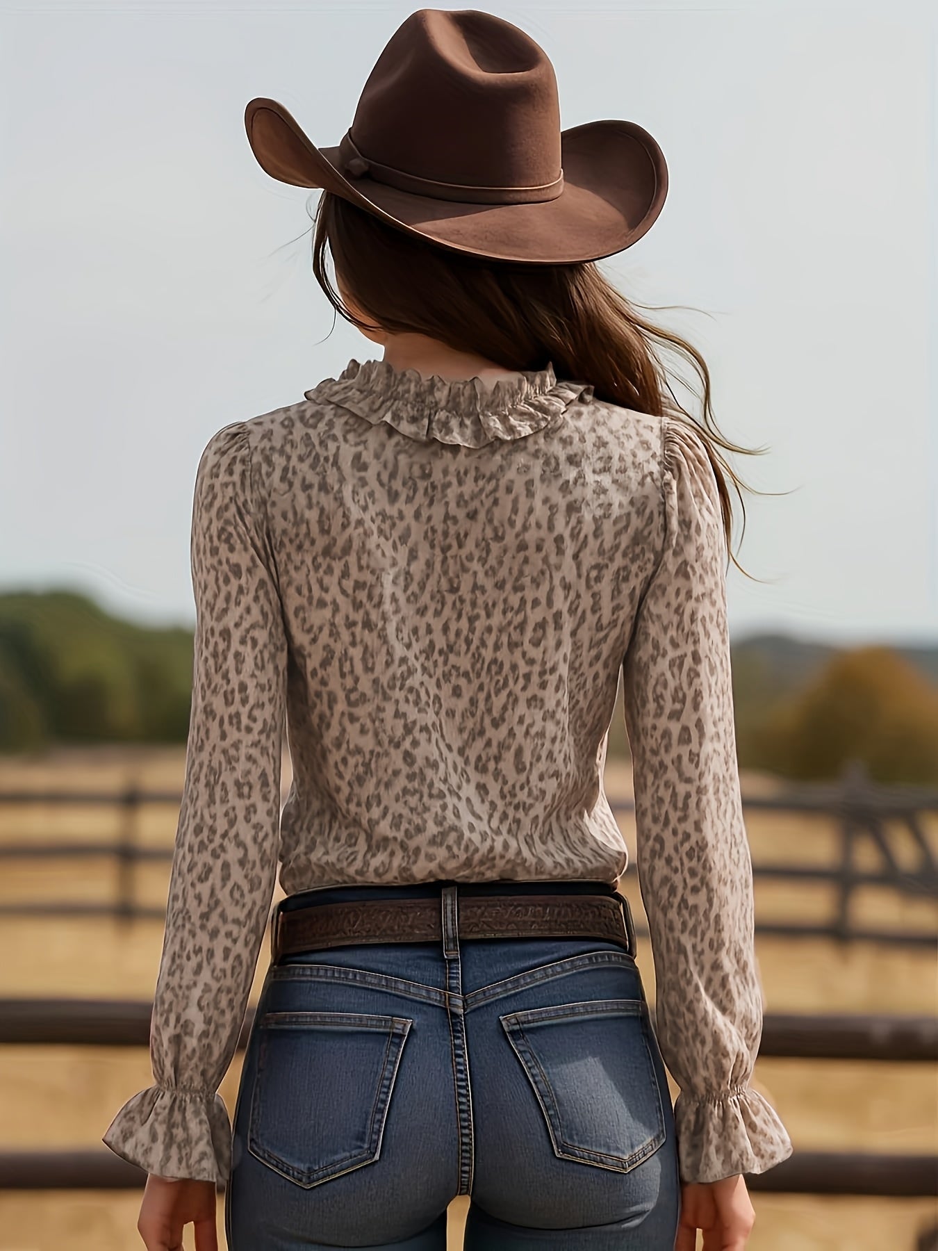 Damblus Elegant Leopardmönstrad med Volanger och V-ringning – Perfekt för Fest och Vardag