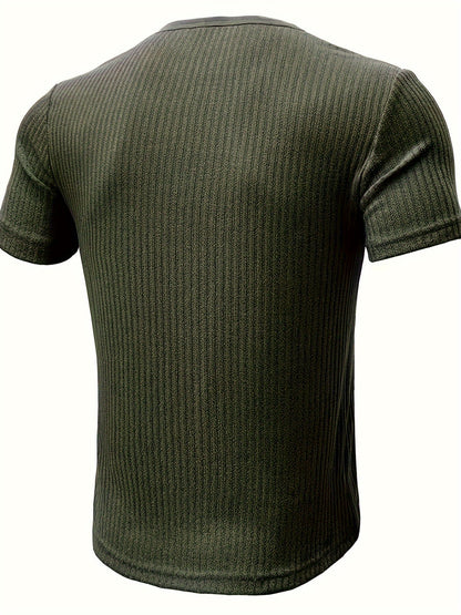 Herr T-shirt med knappar och ribbad design – Avslappnad och stilren topp för vardagsbruk
