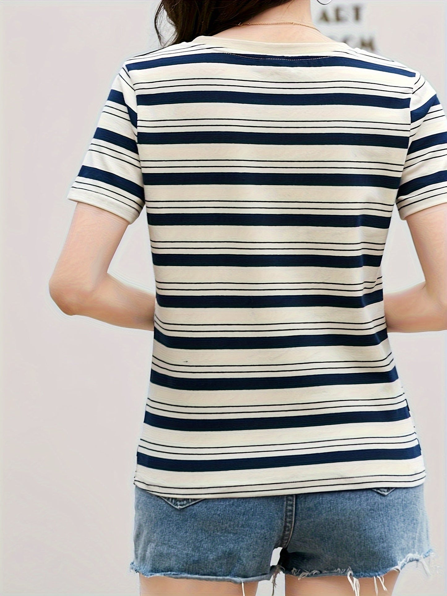 Dam T-shirt med klassiska ränder och avslappnad stil – perfekt för vardagsbruk och trendiga outfits