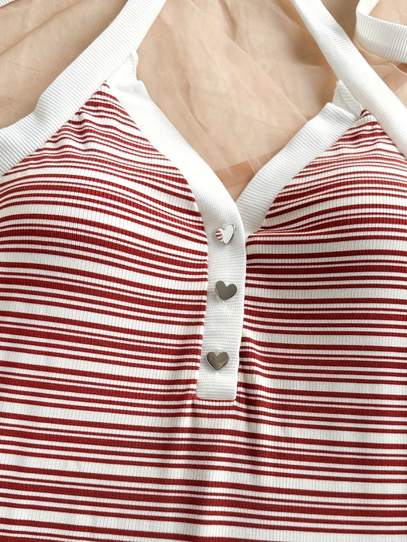 Damers eleganta randiga sommarplaysuit med knytdetalj och v-ringning – perfekt för semester och strand