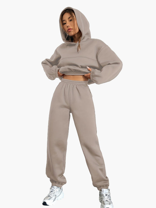 Damernas sportiga mysset med hoodie och byxor – avslappnad streetwear för vardag och fritid