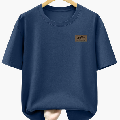 Herr T-shirt med minimalistisk bergslogga – Avslappnad och trendig vardagsstil