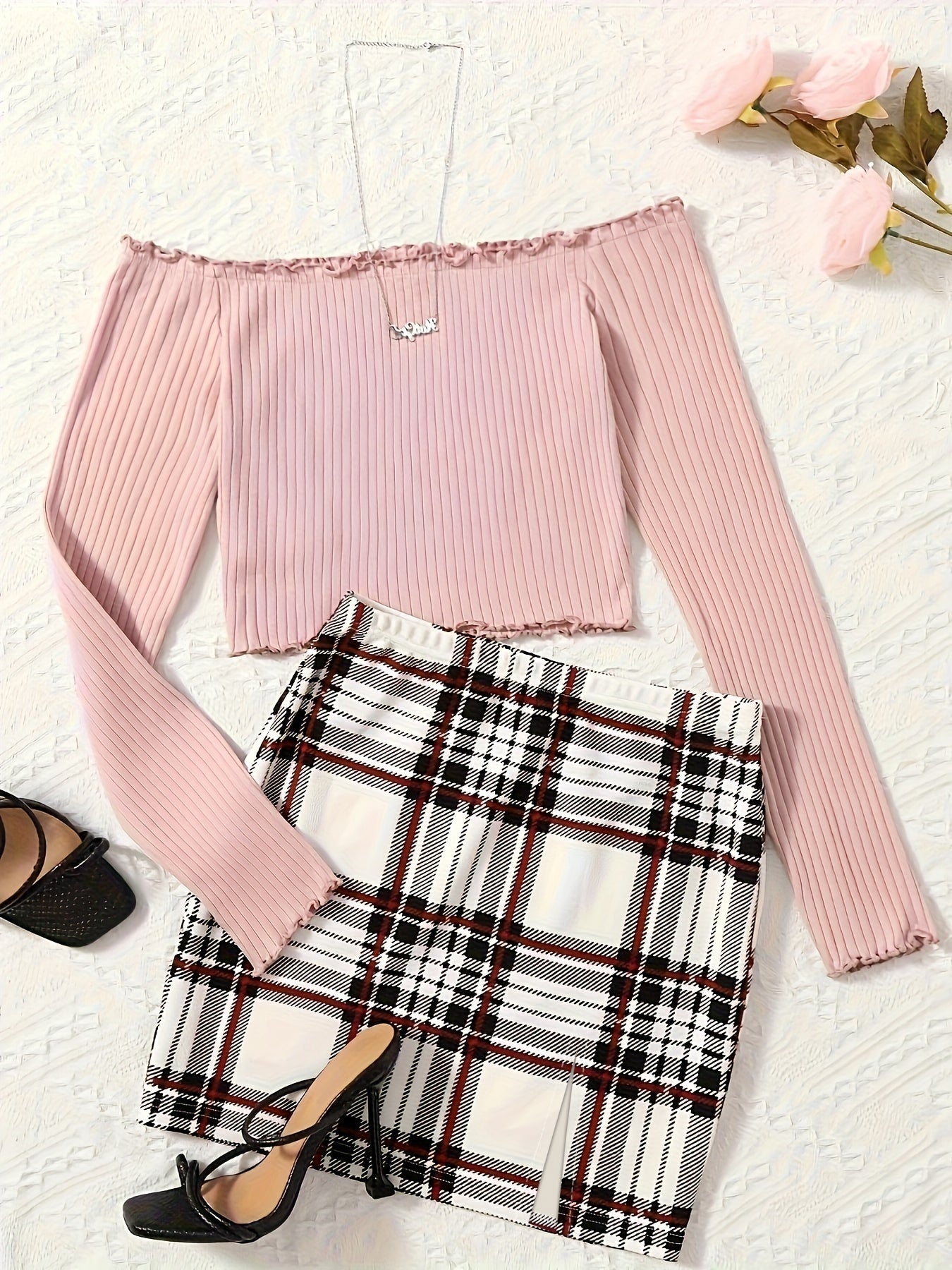 Damset – Elegant Off Shoulder Top och Rutig Kjol – Perfekt för Vår och Sommar