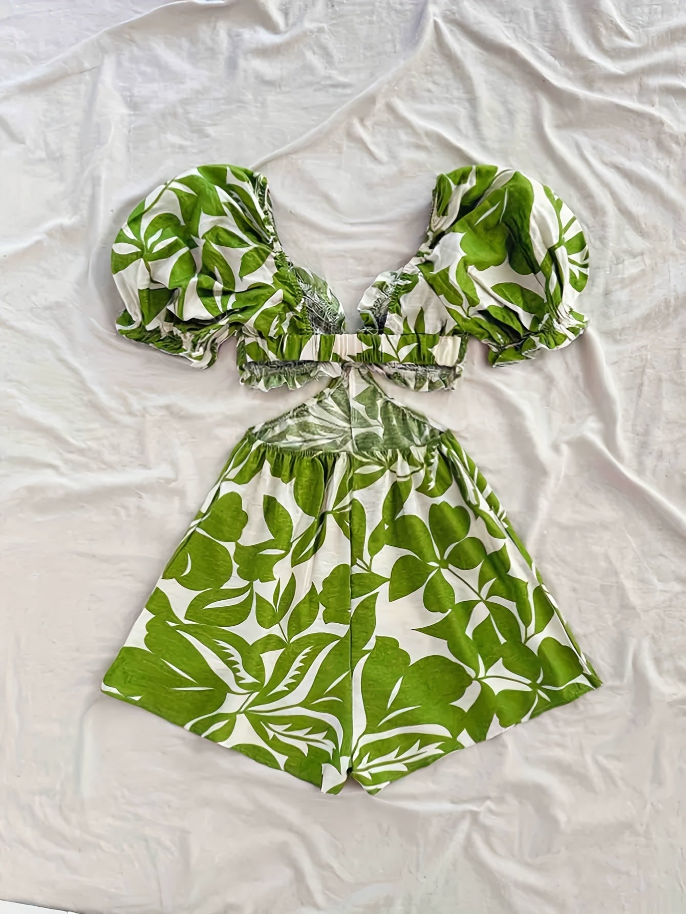 Dam Playsuit med Tropiskt Bladmönster och Puffärmar – Perfekt för Sommar och Semester