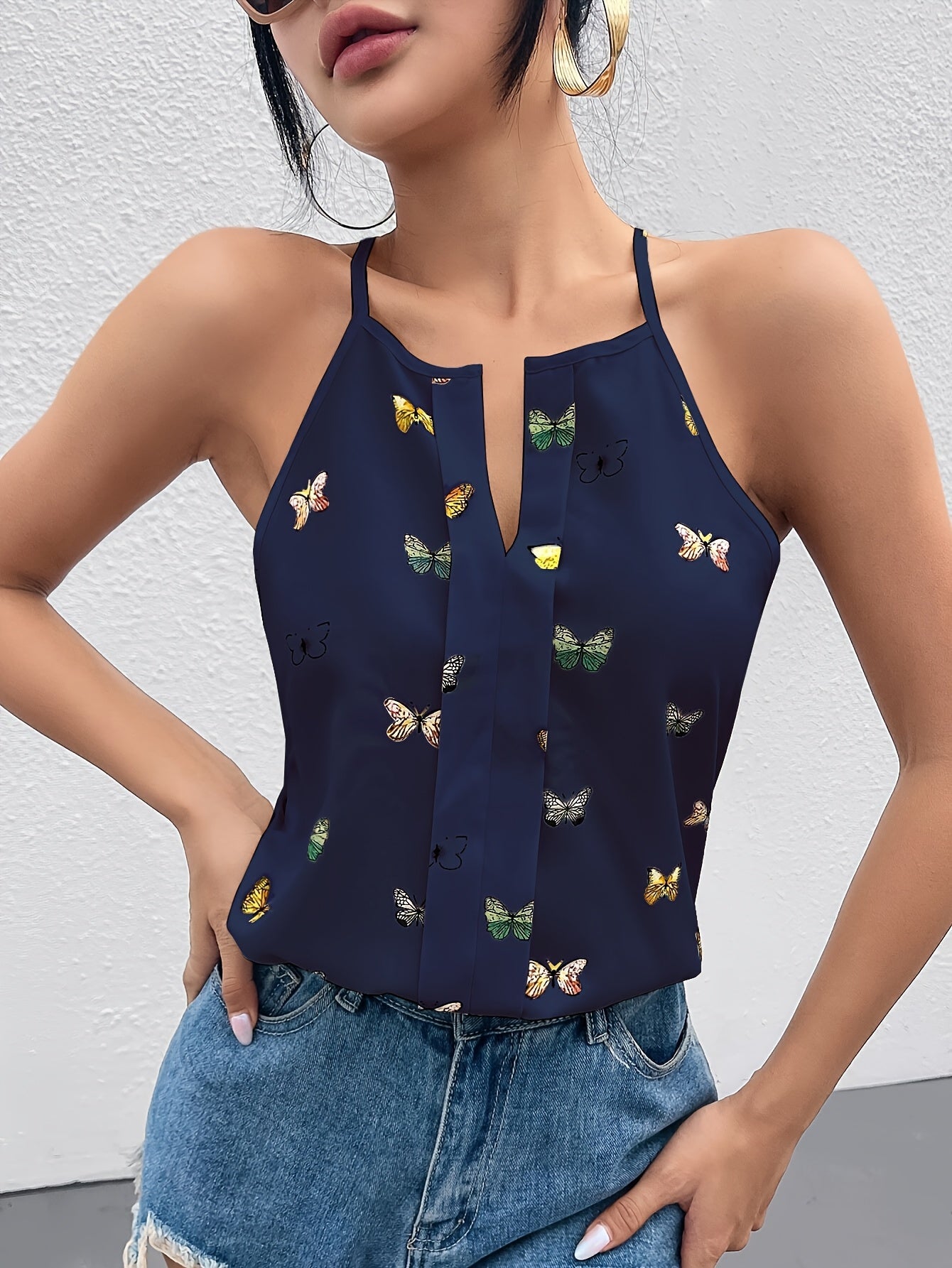 Damlinne med fjärilsmönster och halterneck – Elegant sommartopp
