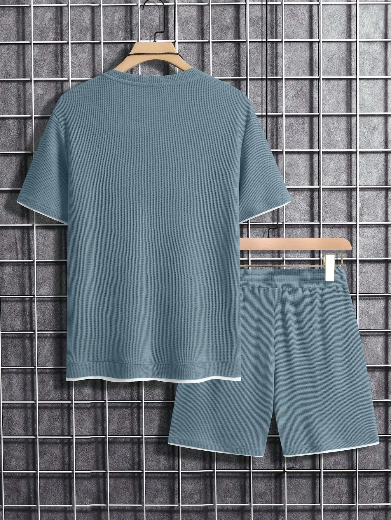 Herrarnas avslappnade set med t-shirt och shorts – perfekt för sommaren, sport och vardag