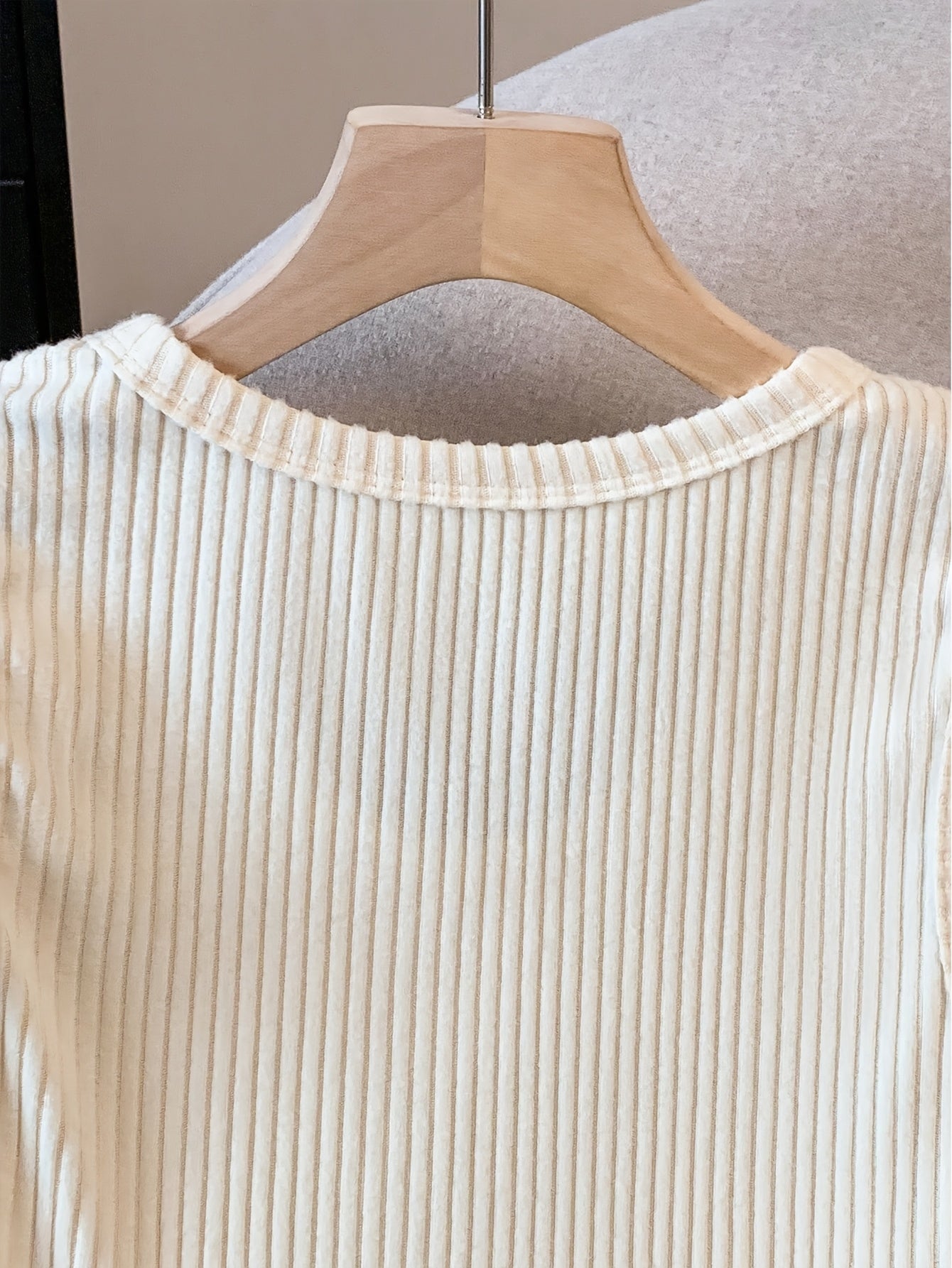 Damlinne med ribbat mönster och elegant vardagsstil