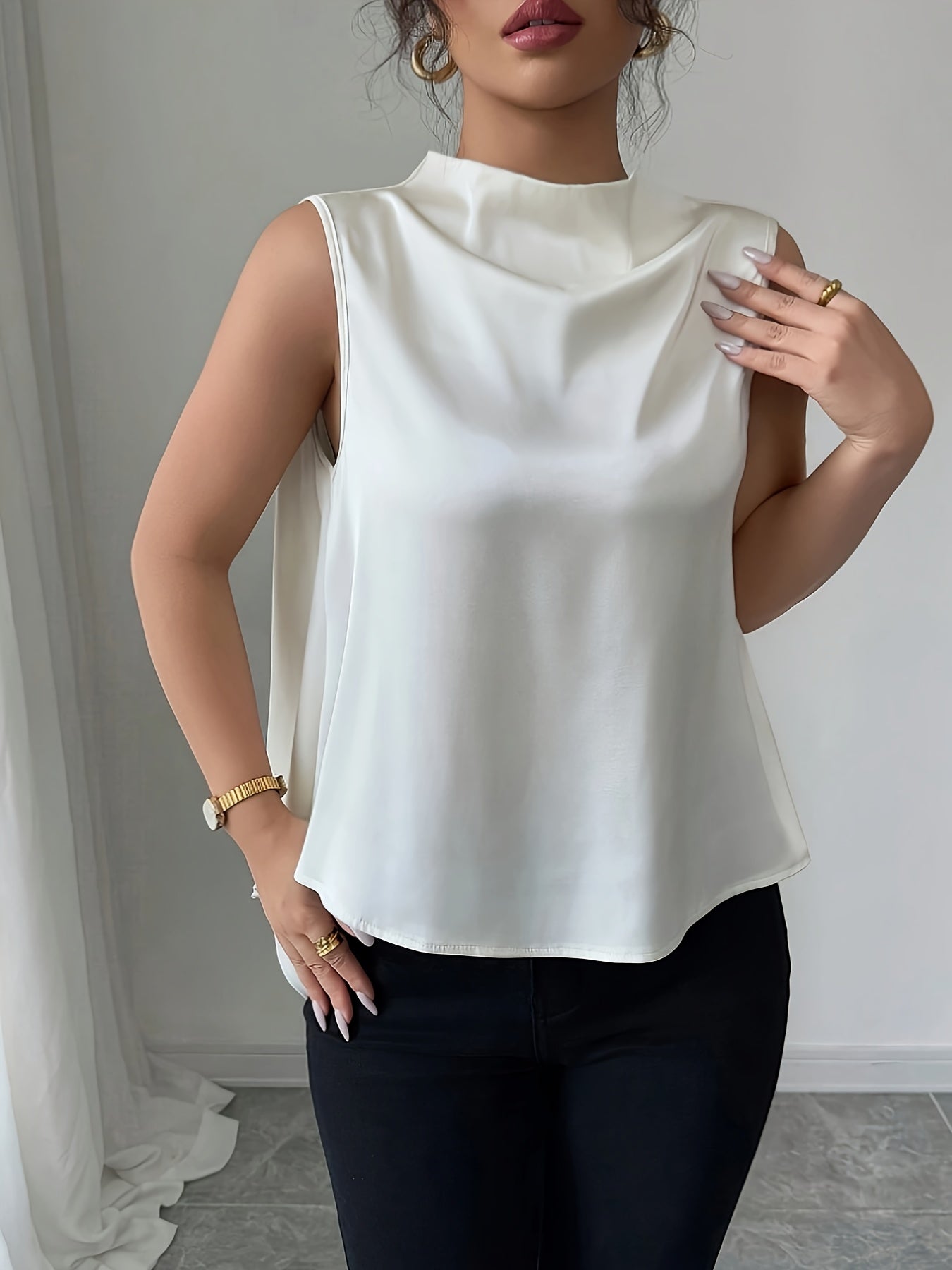 Damblus med hög krage och draperad ärmlös design – elegant för kontor och fest