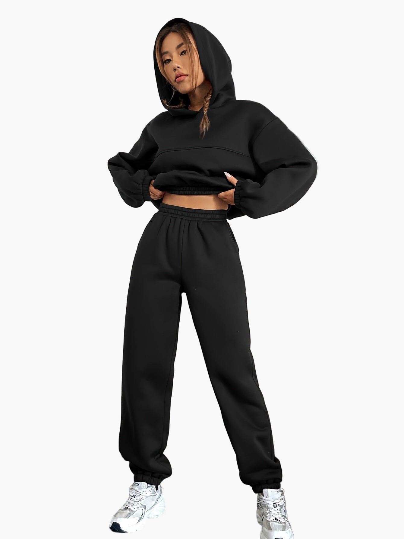 Damernas sportiga mysset med hoodie och byxor – avslappnad streetwear för vardag och fritid