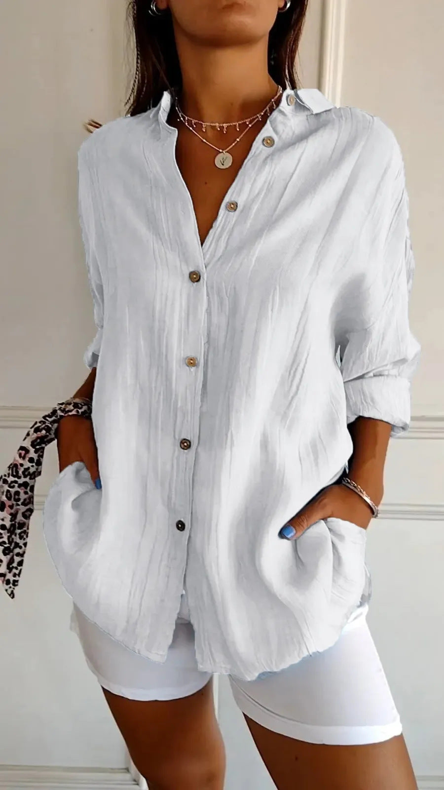 Joy – Långärmad Blus med Enkelknäppning och Plissering