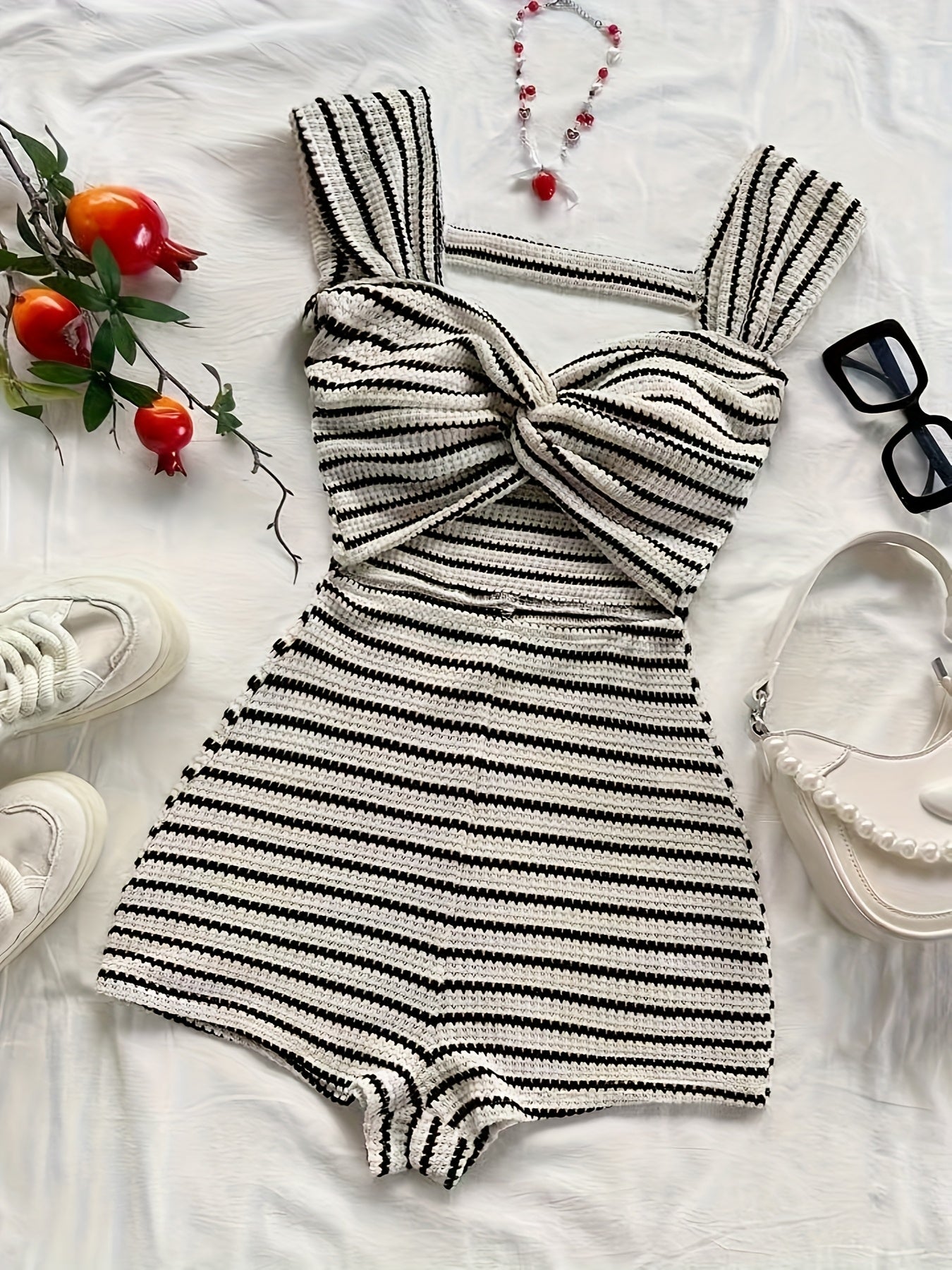 Dam Playsuit med Ränder – Stickad Kort Sommaroverall med Twistdetalj