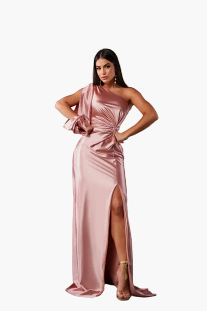 Damernas festklänning – Elegant asymmetrisk kvällsklänning med draperad axel och slits
