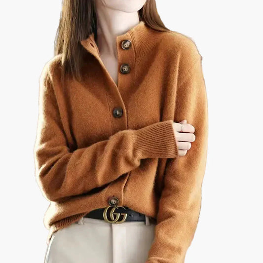 Damstickad cardigan med hög krage och knappar – elegant vardagsstil