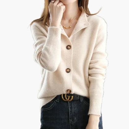 Damstickad cardigan med hög krage och knappar – elegant vardagsstil
