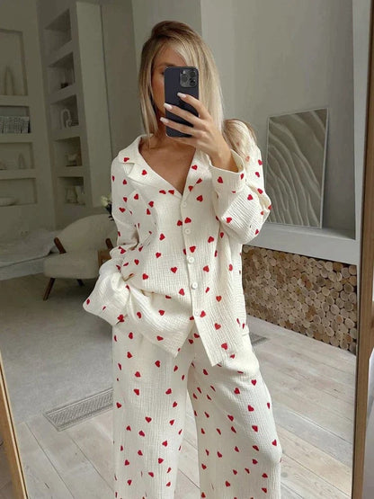 Dam Pyjamasset med Hjärtmönster – Elegant Loungewear för Hemma och Sovrum